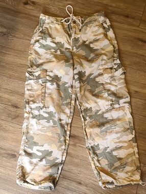 Universal Thread Women's Mid-Rise Utility Cargo Pants - Green/Tan Camo Sz 6